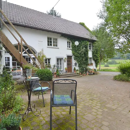 Romantic Eifel Hideaway, Cleaning Included Daire Immerath